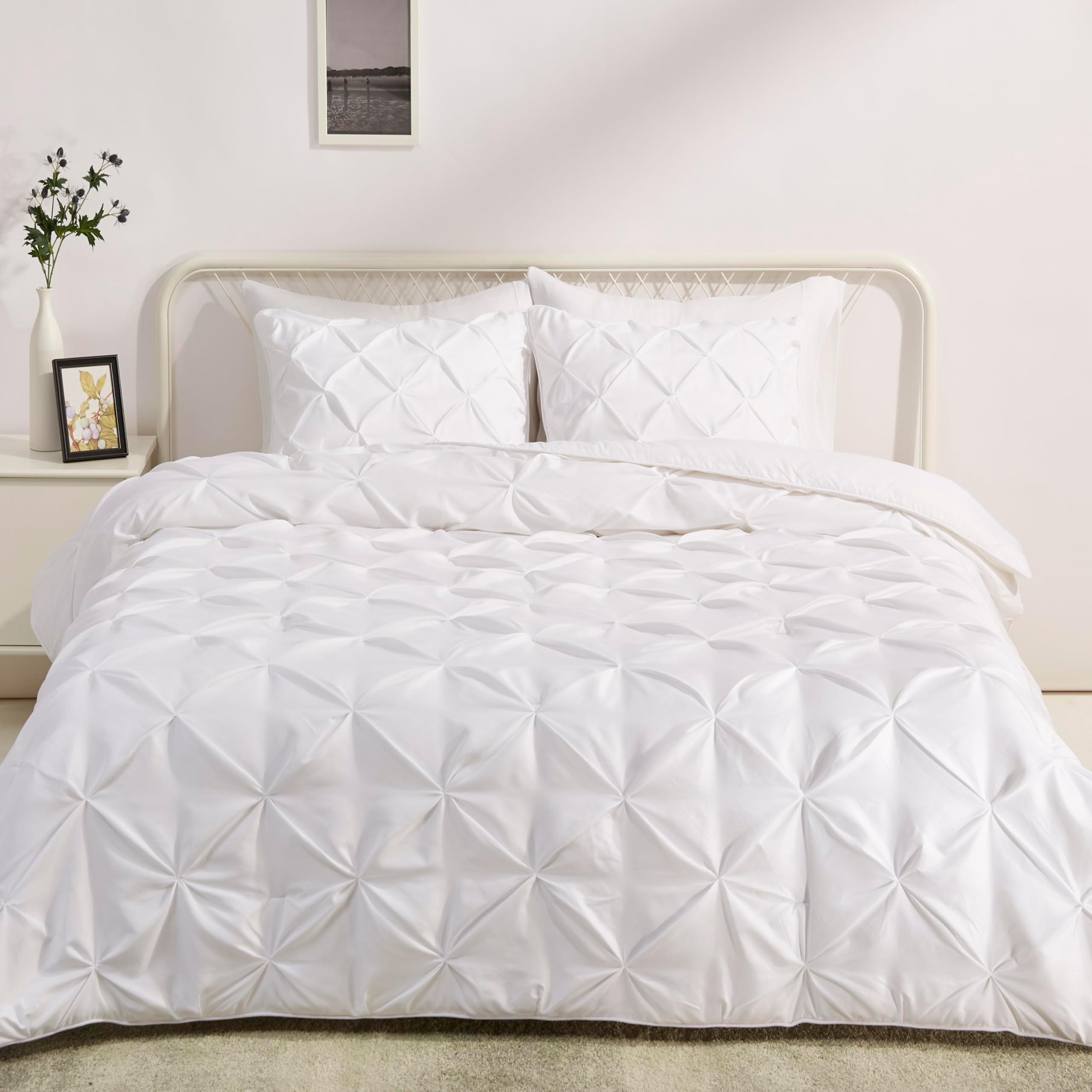 Amazon Basics Soft, Lightweight Queen Size Comforter Sets, All-Season Down-Alternative 3-Piece Bedding Set, Pinch Pleat Design, Full/Queen Size, Bright White