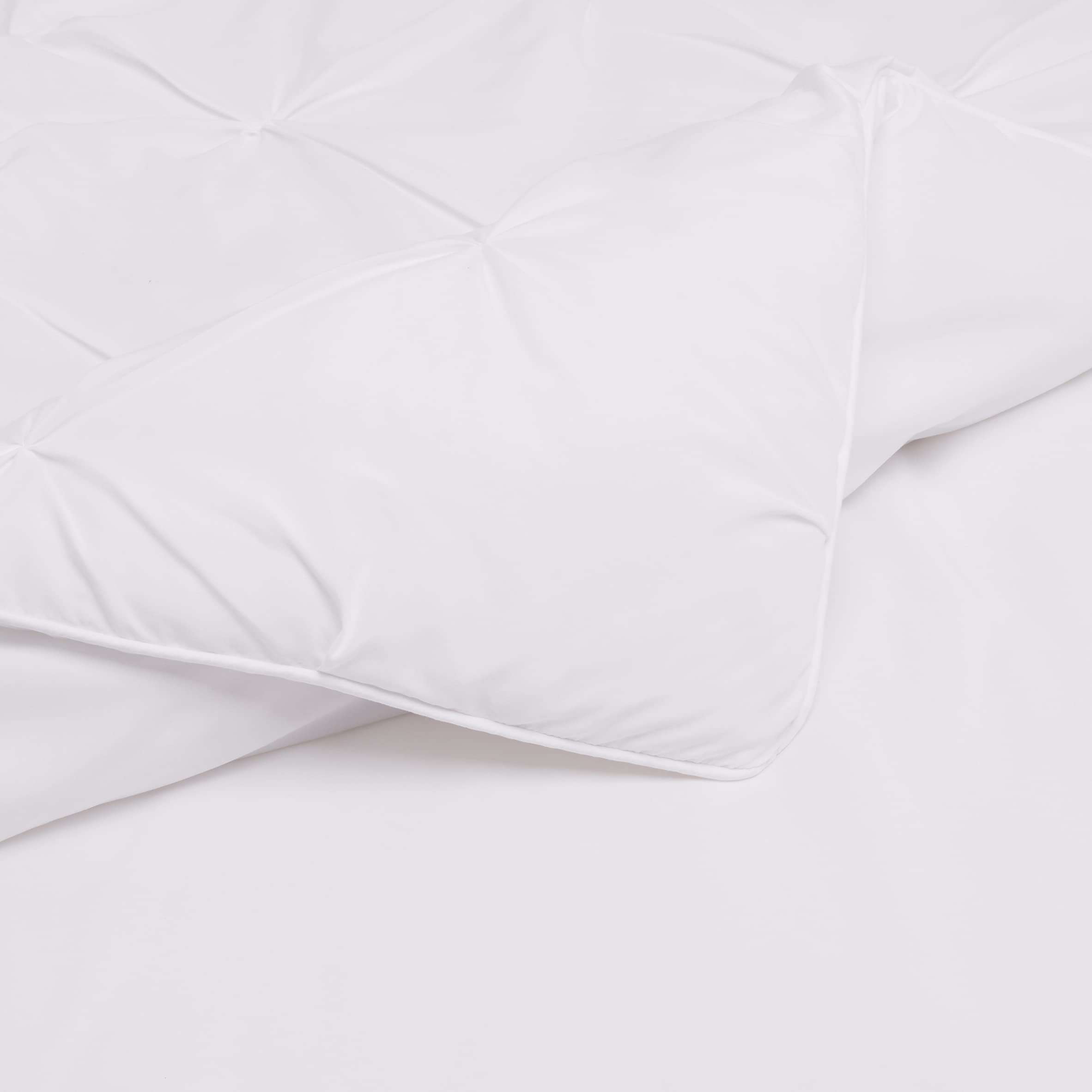 Amazon Basics Soft, Lightweight Queen Size Comforter Sets, All-Season Down-Alternative 3-Piece Bedding Set, Pinch Pleat Design, Full/Queen Size, Bright White - Image 4
