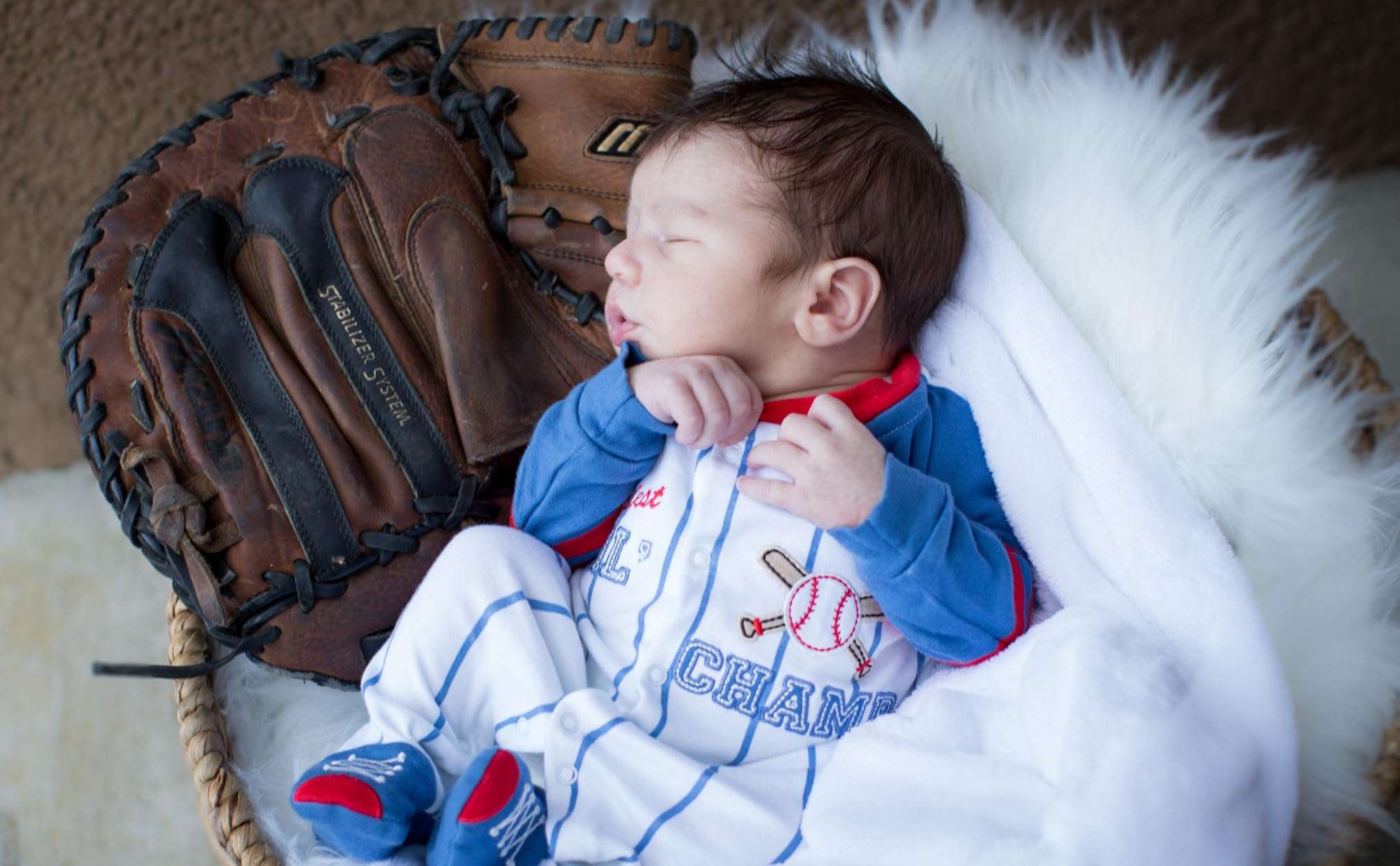 Let's Play Baseball! A Lift-a-Flap Board Book for Babies and Toddlers - Image 11