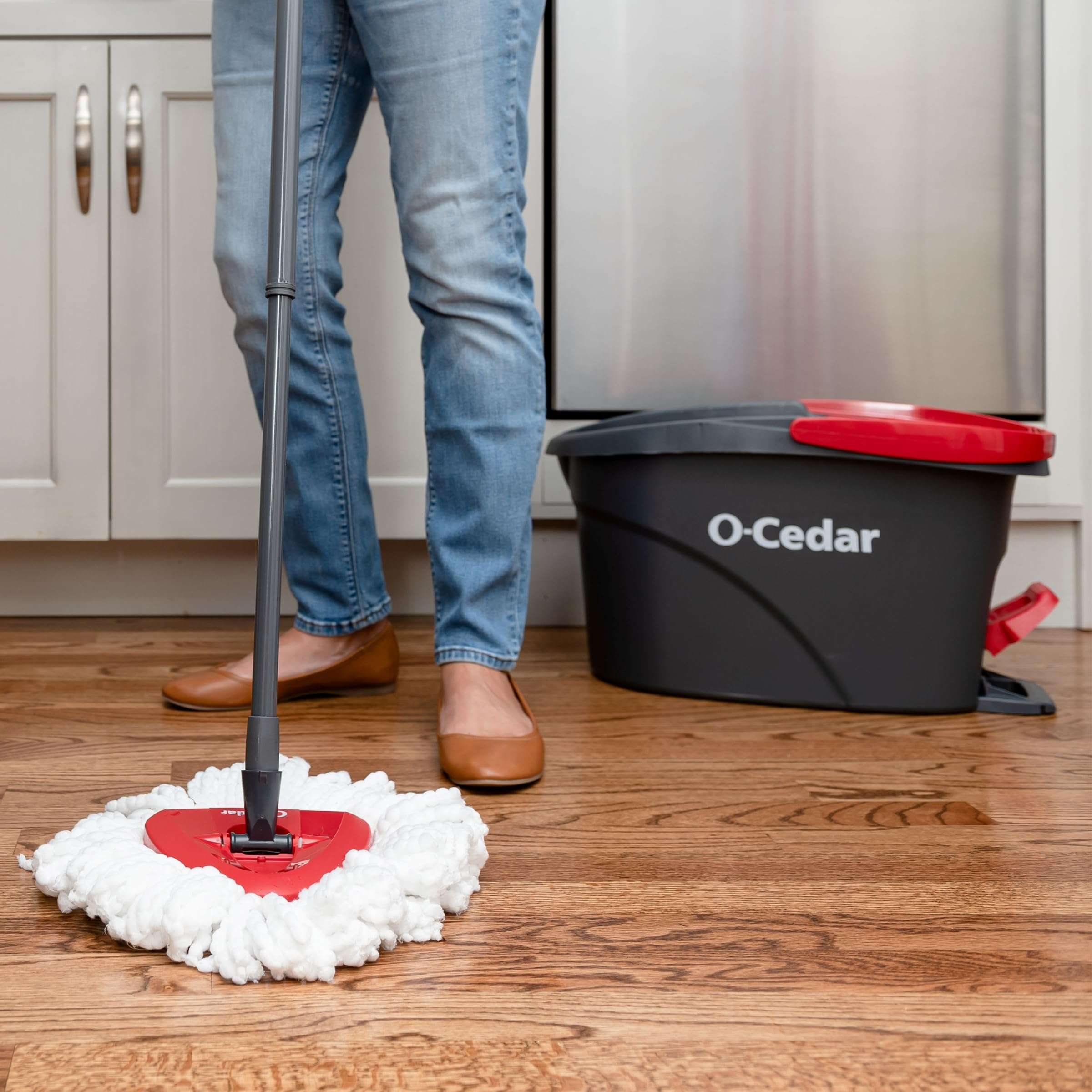 O-Cedar Easywring Microfiber Spin Mop & Bucket Floor Cleaning System with 4 Extra Refills - Image 13