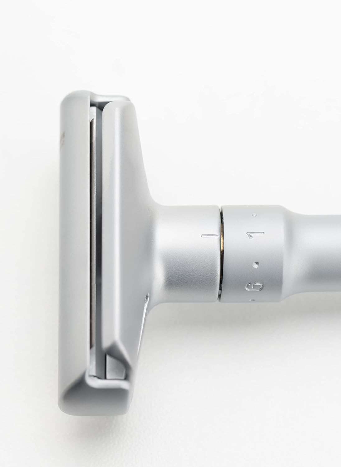 MERKUR FUTUR 700 Adjustable Double Edge Safety Razor - Matte Chrome, Adjustable Razor With Dial, Made in Germany, Plastic-Free, Snap-On Cap Design, Straight Bar - Image 3