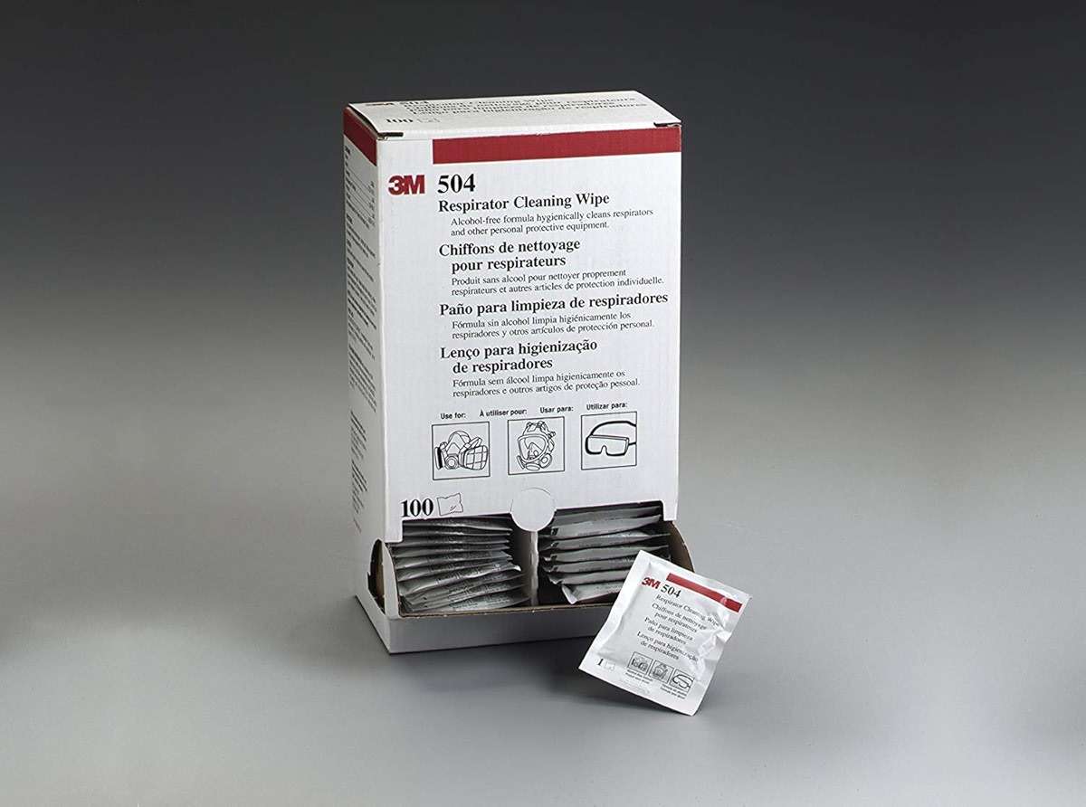 3M 7000001938 3M 504 Respirator Cleaning Wipes, 100/Bx - Image 1