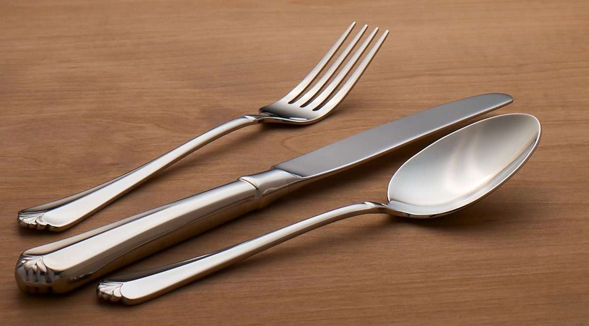 Oneida Silverware Set For 8, Juilliard 45-Piece Fine Flatware Set with Serving Utensils, Service For 8, 18/10 Stainless Steel, Mirror Finish, Dishwasher Safe,Knives Spoons & Forks Set(Silver 45 Piece) - Image 9
