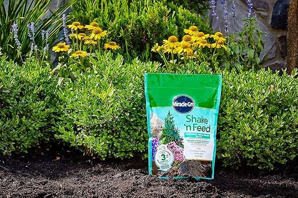 Miracle-Gro Shake 'N Feed Flowering Trees and Shrubs Plant Food, For In-Ground and Container Plants, Acid-Loving Flowering Plants, 8 lbs. - Image 2