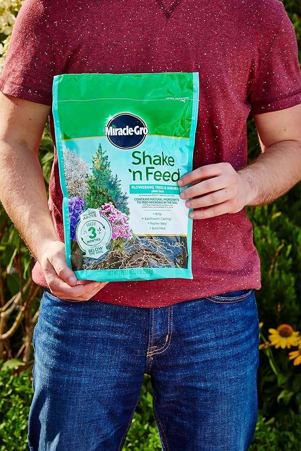 Miracle-Gro Shake 'N Feed Flowering Trees and Shrubs Plant Food, For In-Ground and Container Plants, Acid-Loving Flowering Plants, 8 lbs. - Image 4