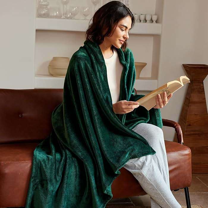 Exclusivo Mezcla Fleece Throw XL Blanket for Couch, Sofa, Super Soft and Warm Forest Green Blankets, All Season, Cozy, Plush, Lightweight, 50x70 Inches - Image 3