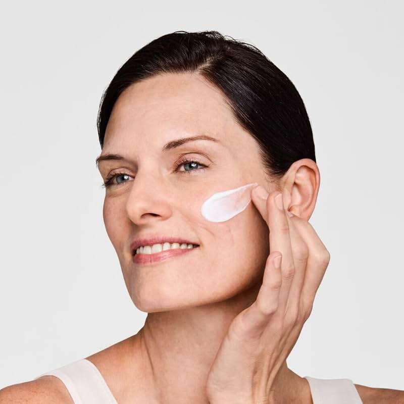 Estée Lauder DayWear Multi-Protection Anti-Oxidant 24H-Moisture Cream SPF 15 | Anti-Aging Moisturizer | Hydrating Face Moisturizer - Image 2