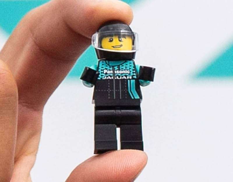 LEGO Speed Champions Formula E Panasonic Jaguar Racing Gen2 car and Jaguar I-PACE eTROPHY 76898 Building Kit (565 Pieces) - Image 2