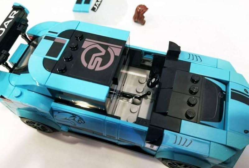 LEGO Speed Champions Formula E Panasonic Jaguar Racing Gen2 car and Jaguar I-PACE eTROPHY 76898 Building Kit (565 Pieces) - Image 4
