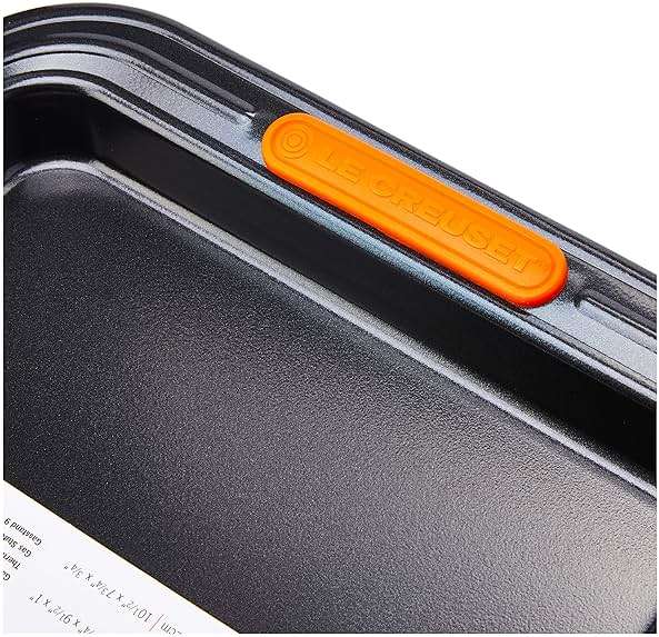 Le Creuset Non-Stick Carbon Steel Small Rectangular Baking Tray, 32.2 x 24 x 2.58 cm, Matte Black, 46078320010000 - Image 4