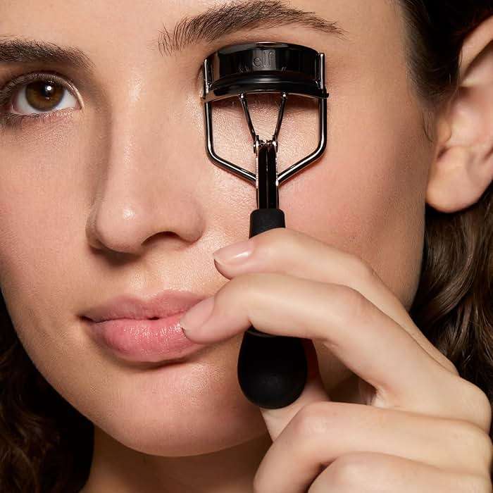 e.l.f. Pro Eyelash Curler, Stainless Steel Lash Curler, Long-Lasting Natural Curl, Ergonomic Design, Includes Replacement Pad, Fits All Eye Shapes - Image 2