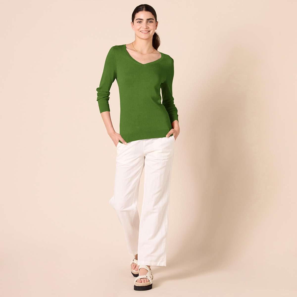 Amazon Essentials Women's Regular-Fit Lightweight Long-Sleeve V-Neck Sweater - Image 4