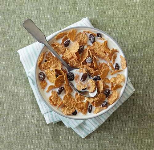 Post Raisin Bran Cereal, Made with Wheat and Bran Flakes and Sweet Sun-Maid Raisins, 16.6 OZ Box - Image 5
