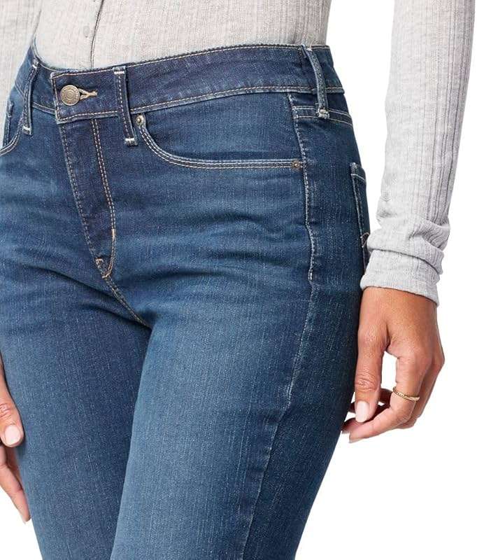 Levi Strauss Signature Gold Women's Totally Shaping Straight Jeans Mid Rise Stretch Denim Curvy (Available in Plus) - Image 4