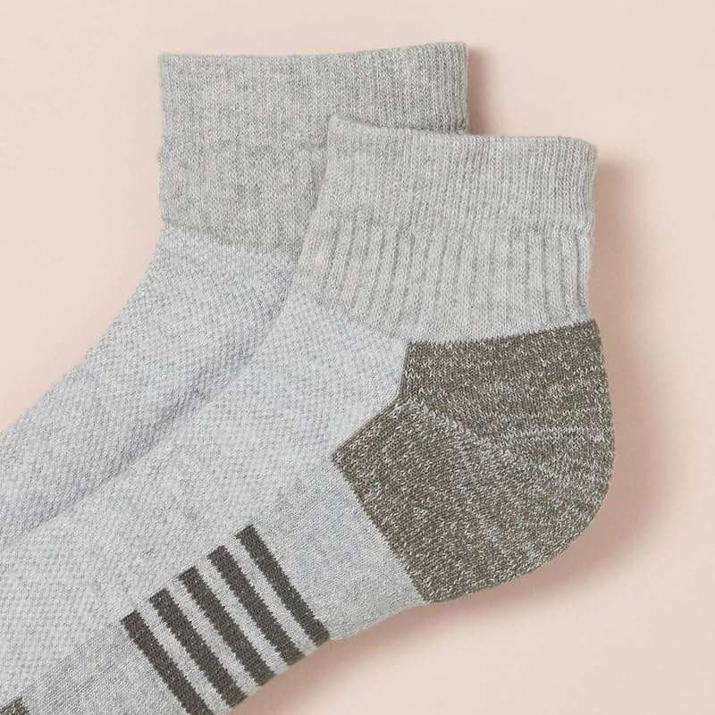 Amazon Essentials Men's Athletic Ankle Socks, Cushioned with Arch Support, Moisture Wicking - Image 2