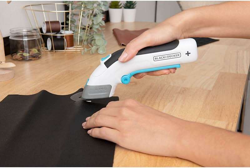 BLACK+DECKER 4V MAX Cordless Electric Fabric Craft Scissors, USB Rechargeable (BCSC115FF) - Image 6