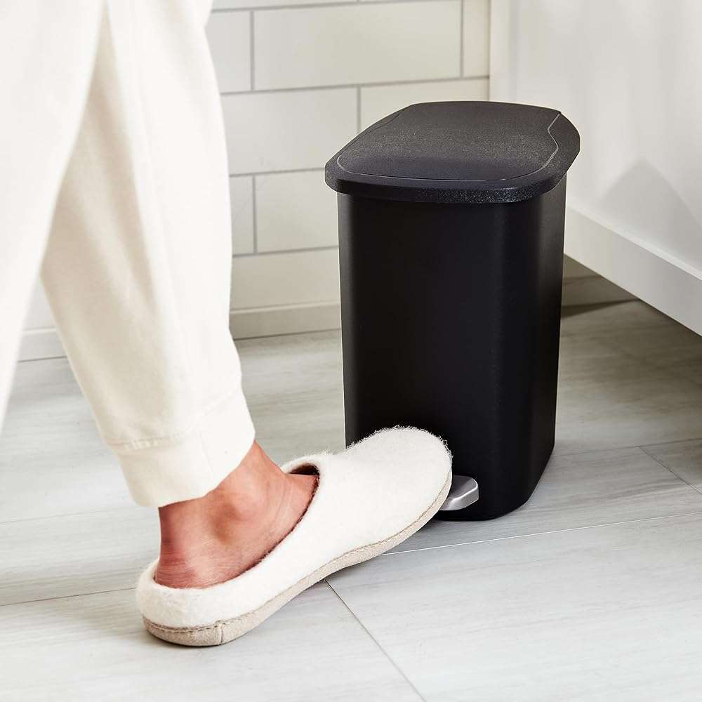 Amazon Basics Compact Plastic Bathroom Trash Can with Soft-Close Lid, Hands-Free Foot Pedal, Removable Inner Bucket, 6L / 1.6 Gallon, Black - Image 7