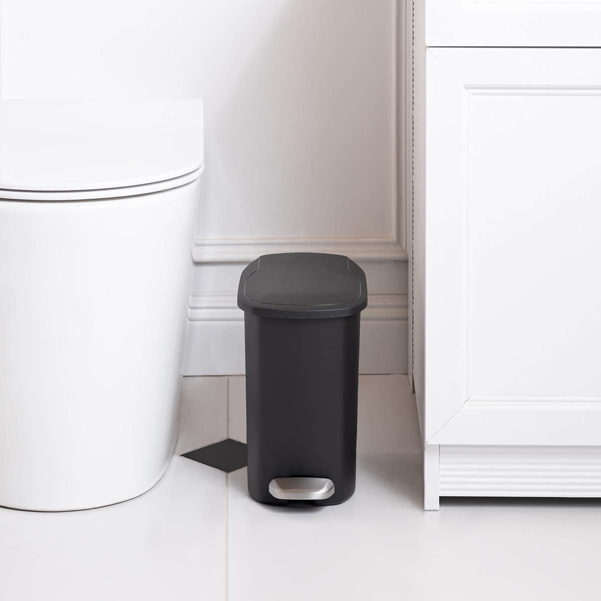 Amazon Basics Compact Plastic Bathroom Trash Can with Soft-Close Lid, Hands-Free Foot Pedal, Removable Inner Bucket, 6L / 1.6 Gallon, Black - Image 8