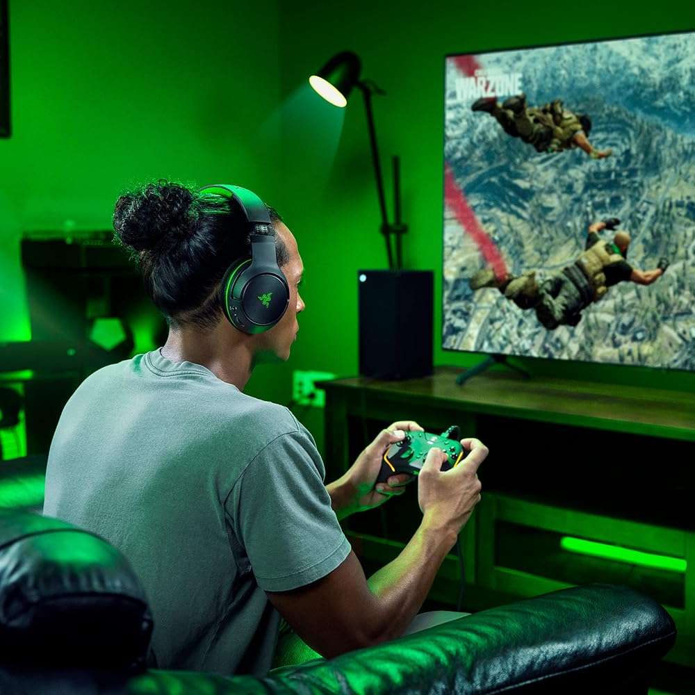 Razer Kaira HyperSpeed Wireless Gaming Headset for Xbox Series X|S, Xbox One, PC: TriForce 50mm Drivers - HyperClear Cardioid Mic - Low Latency Bluetooth - Up to 30 Hour Battery Life - White - Image 8