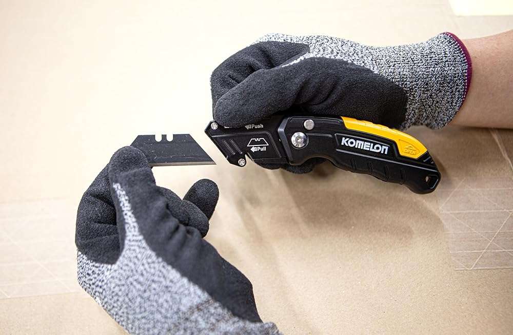 Komelon Folding Utility Knife, Includes 4 Blades - Image 2