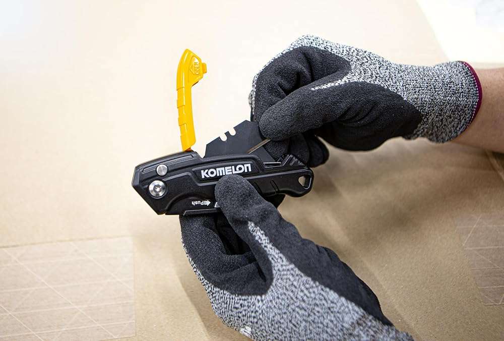 Komelon Folding Utility Knife, Includes 4 Blades - Image 10