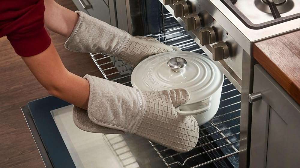 Le Creuset Textile Oven Mitt,15", Noir - Image 4