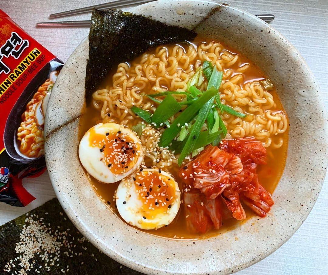 Nongshim Ramen Noodles, Gourmet Instant Ramen, Premium Microwavable Noodle Soup, Spicy Shin, 4.23 Ounce (Pack of 20) - Image 3