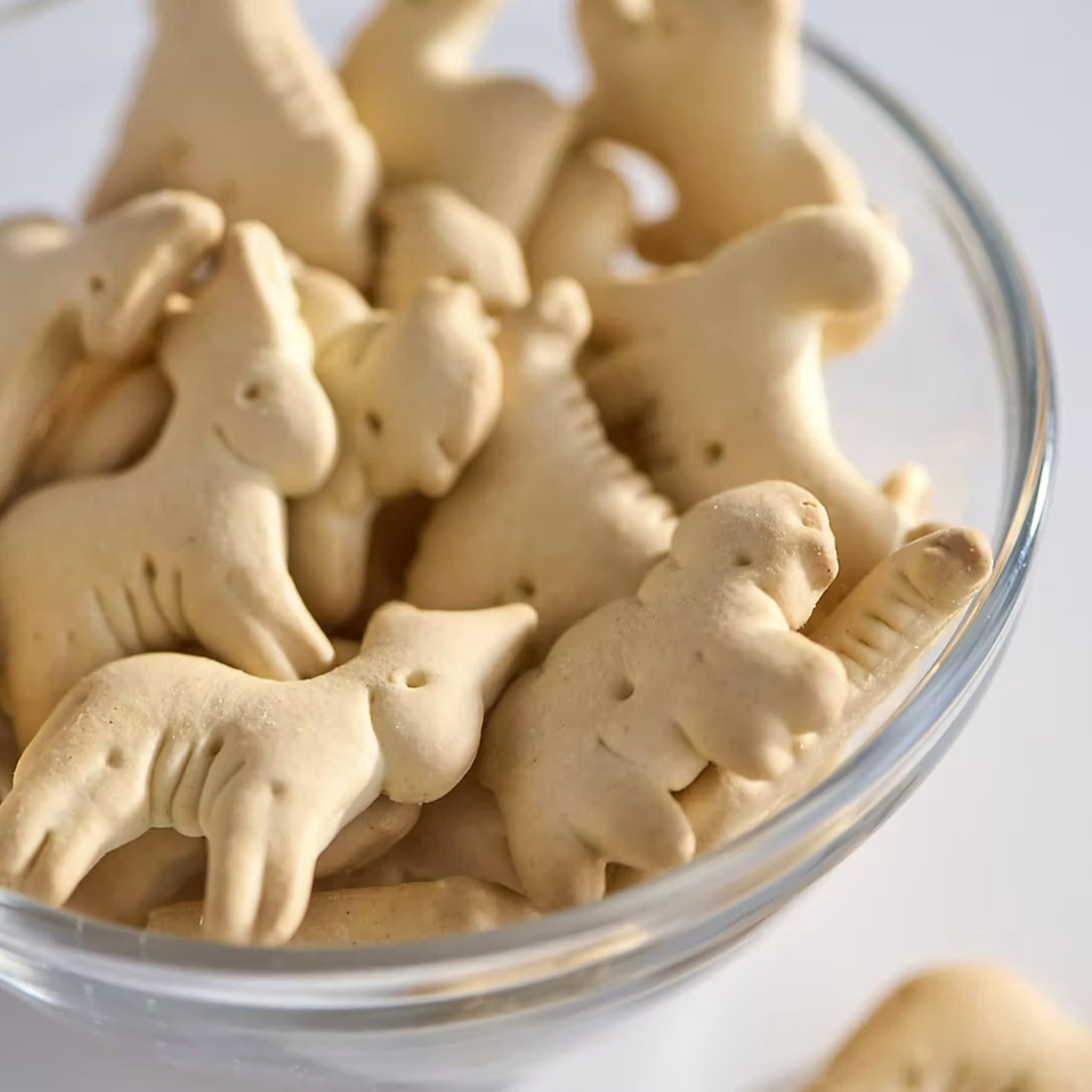 Wellsley Farms Animal Crackers 62oz. Resealable Tub. - Image 4