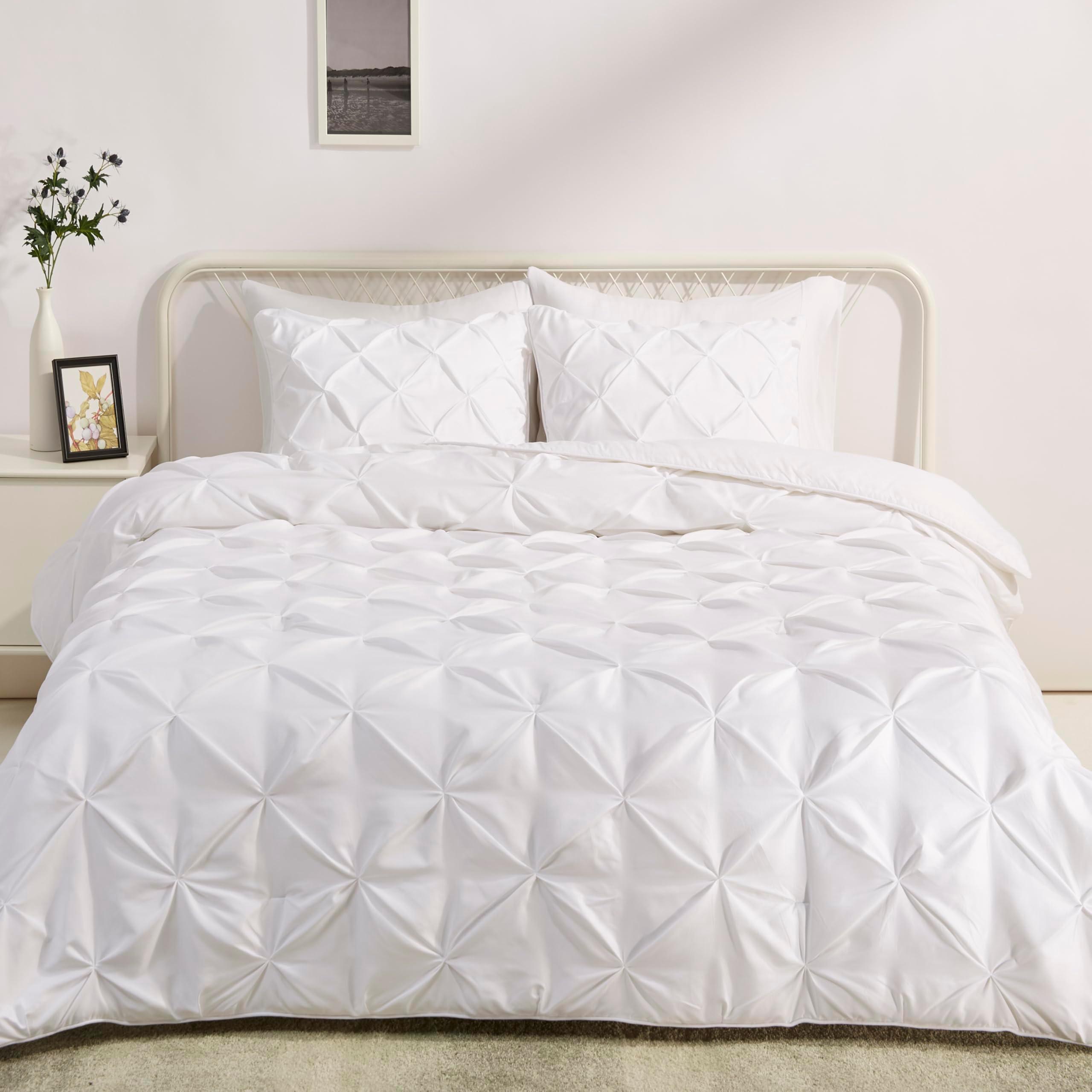 Amazon Basics Soft, Lightweight Queen Size Comforter Sets, All-Season Down-Alternative 3-Piece Bedding Set, Pinch Pleat Design, Full/Queen Size, Bright White