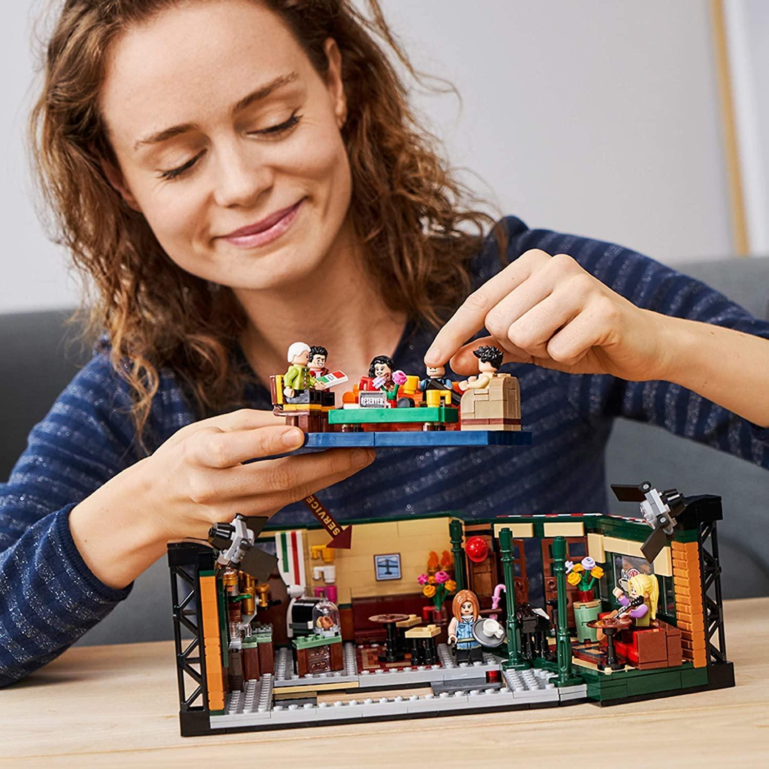 LEGO Ideas 21319 Central Perk Building Kit (1,070 Pieces) - Image 2
