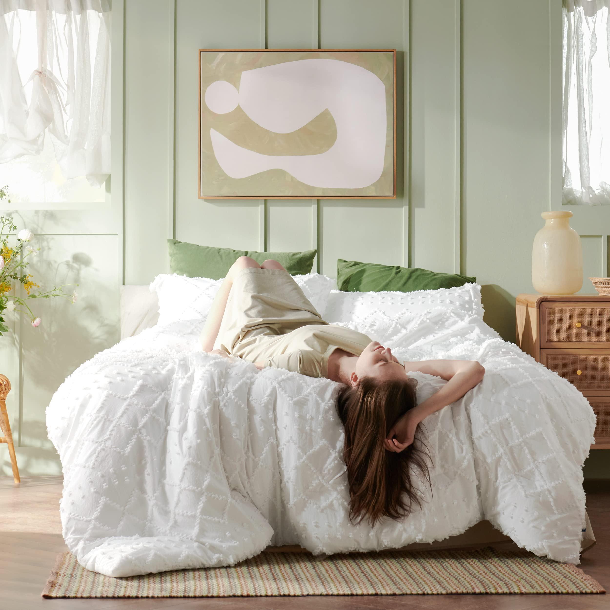 Bedsure Queen Comforter Set - White Comforter, Boho Tufted Shabby Chic Bedding Comforter Set, 3 Pieces Vintage Farmhouse Bed Set for All Seasons, Fluffy Soft Bedding Set with 2 Pillow Shams - Image 3