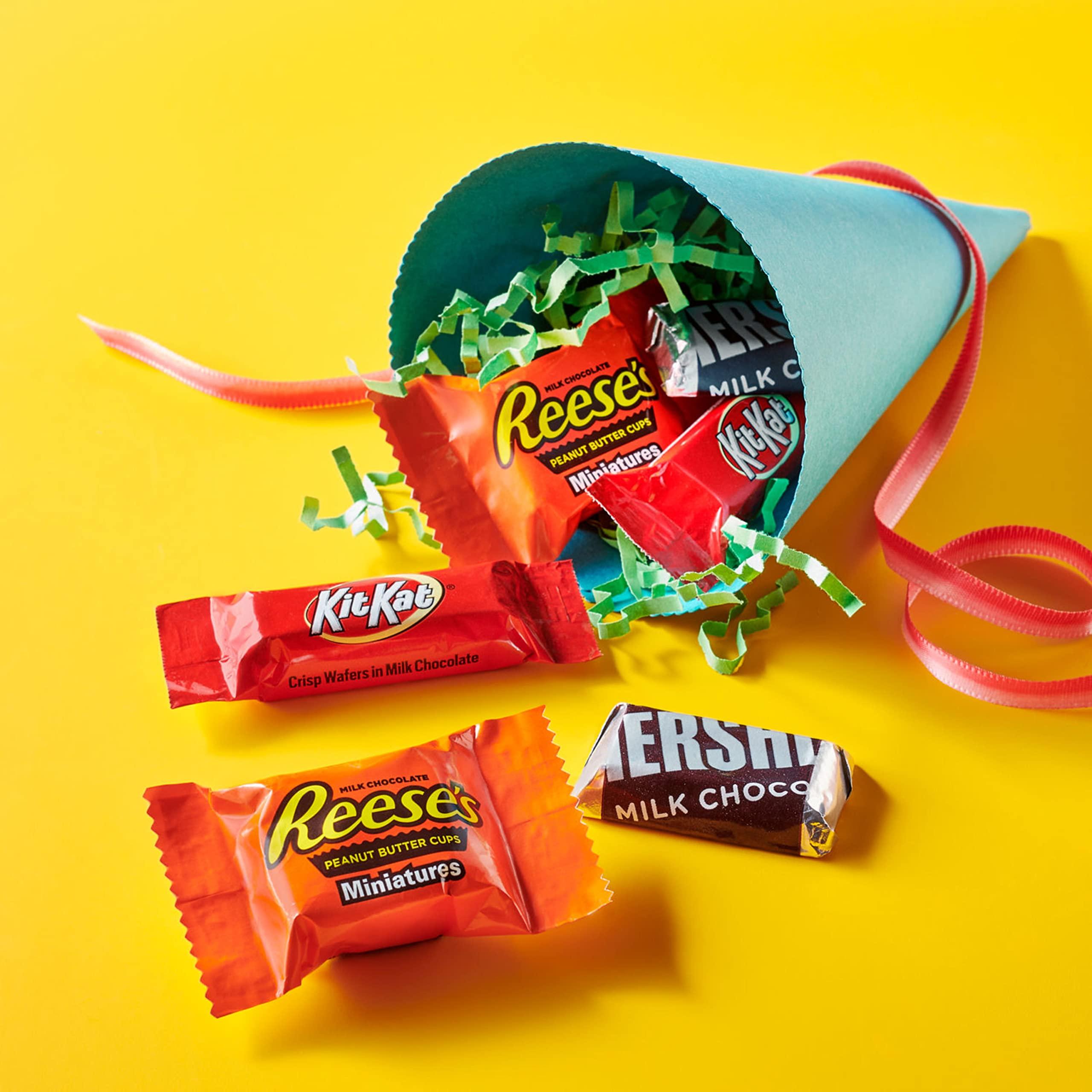 HERSHEY'S, KIT KAT and REESE'S Assorted Milk Chocolate Candy Variety Bag, 80.39 oz (265 Pieces) - Image 5