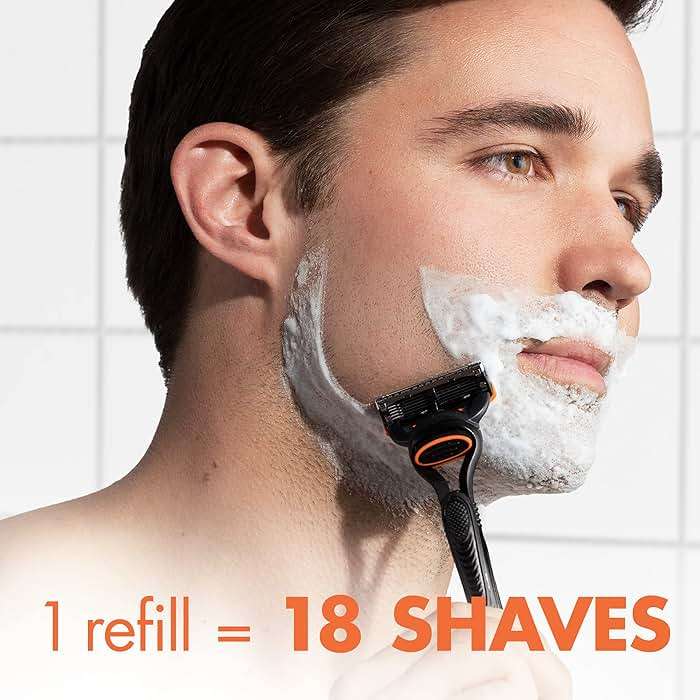 Gillette Fusion5 Razor for Men, Handle + 2 Razor Blade Refills - Image 3