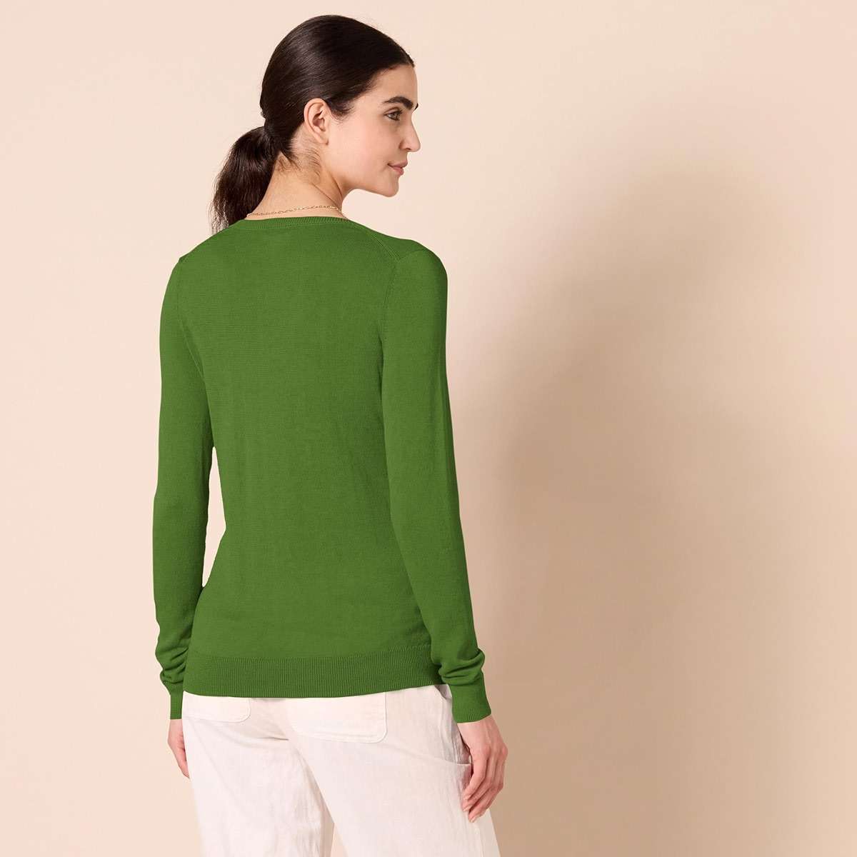 Amazon Essentials Women's Regular-Fit Lightweight Long-Sleeve V-Neck Sweater - Image 3