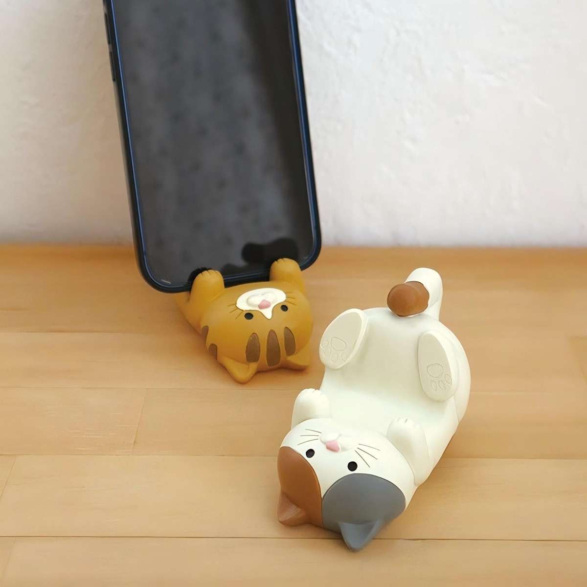 Eysinyge Resin Cat Figurine Phone Stand - Sturdy Design to Hold Smartphones Without Tipping, Cute Phone Holder Gift for Cat Lovers, Desk Decor Accessory 5.7 oz 3.3 x 2.3 x 2.0 in - Image 5