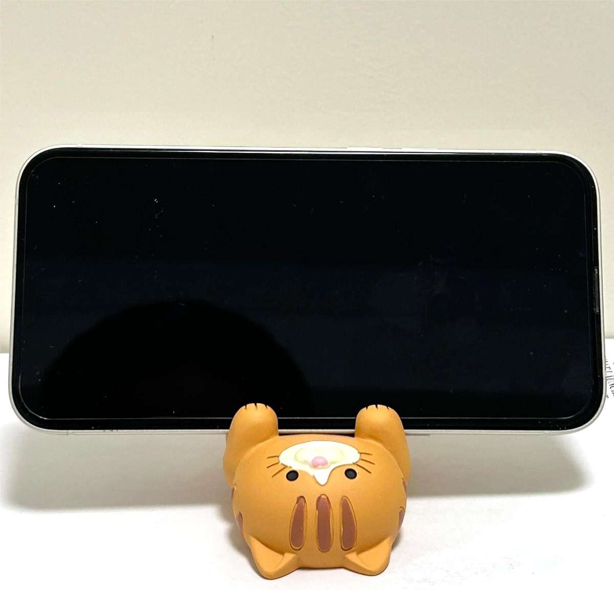 Eysinyge Resin Cat Figurine Phone Stand - Sturdy Design to Hold Smartphones Without Tipping, Cute Phone Holder Gift for Cat Lovers, Desk Decor Accessory 5.7 oz 3.3 x 2.3 x 2.0 in - Image 9