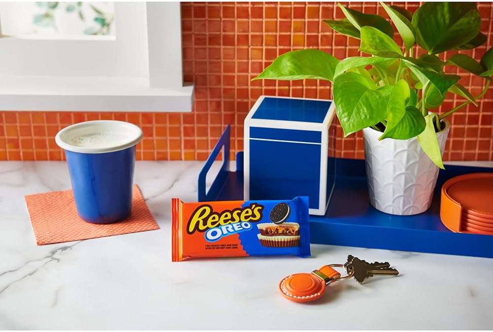 REESE'S OREO Milk Chocolate and White Creme Peanut Butter Cups, Candy Packs, 1.4 oz (24 Count) - Image 5